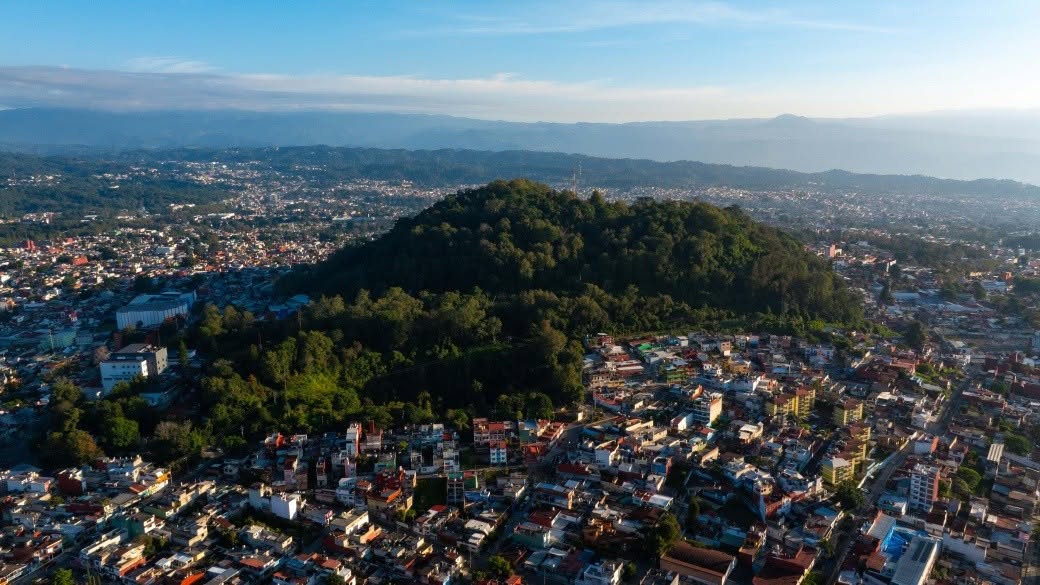 Inauguran paseo de las bancas en el Cerro de Macuiltépétl