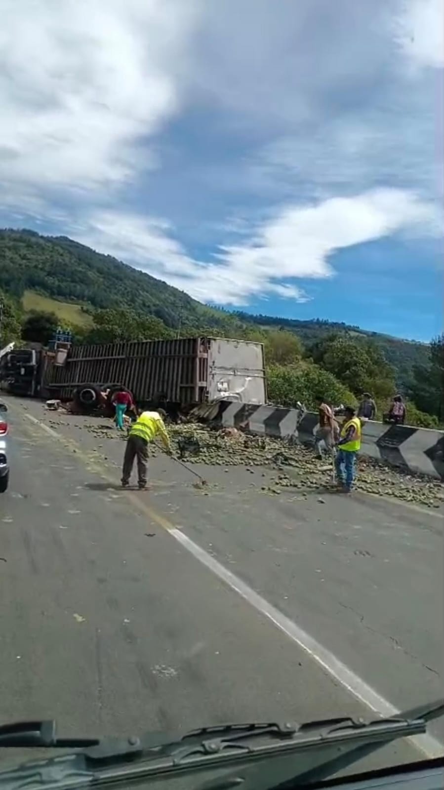 Vuelca tráiler en la autopista Orizaba-Puebla, lugareños vacían su carga de fruta