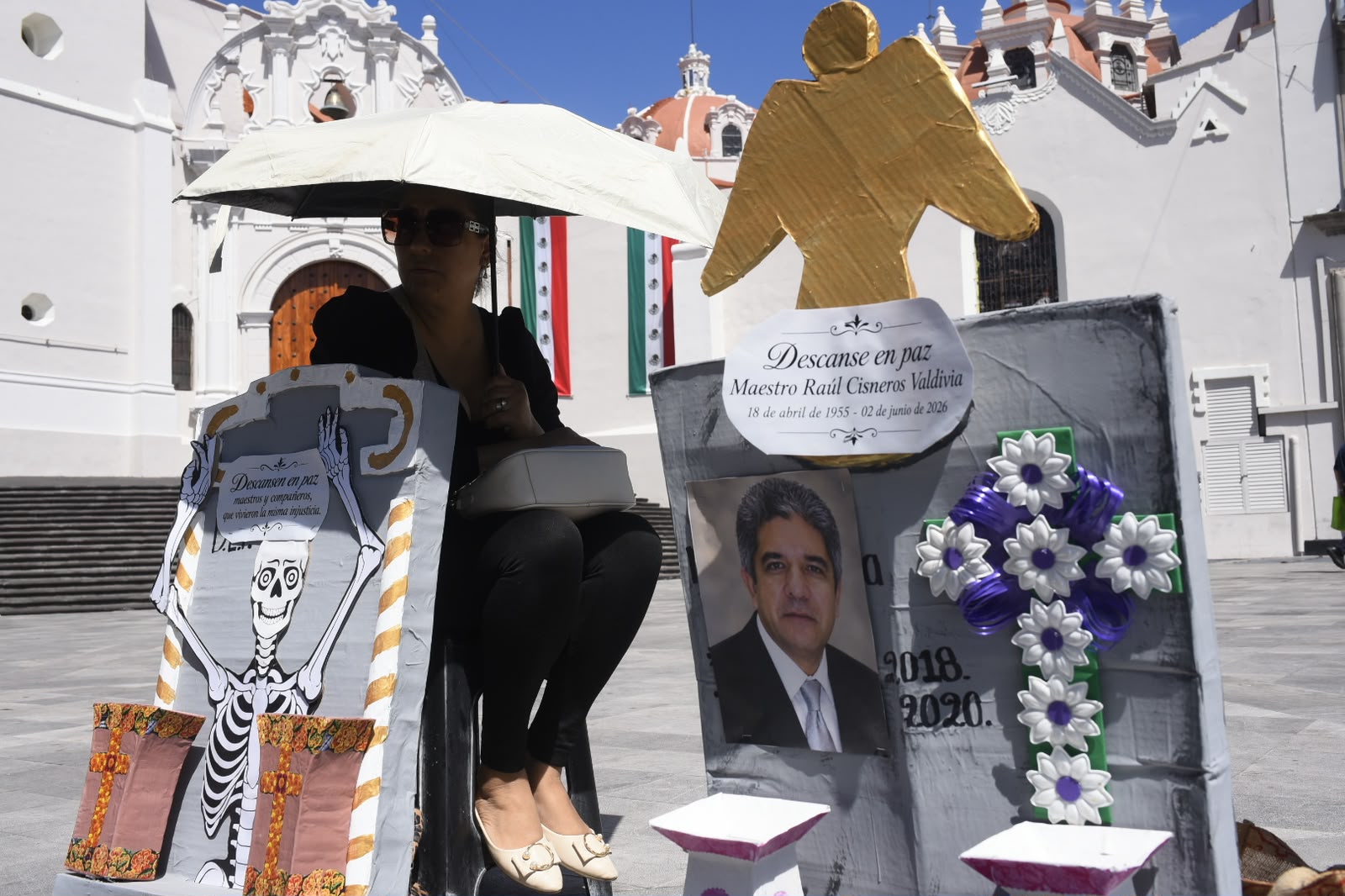 Por segundo día, viuda de profesor exige pensión en Xalapa
