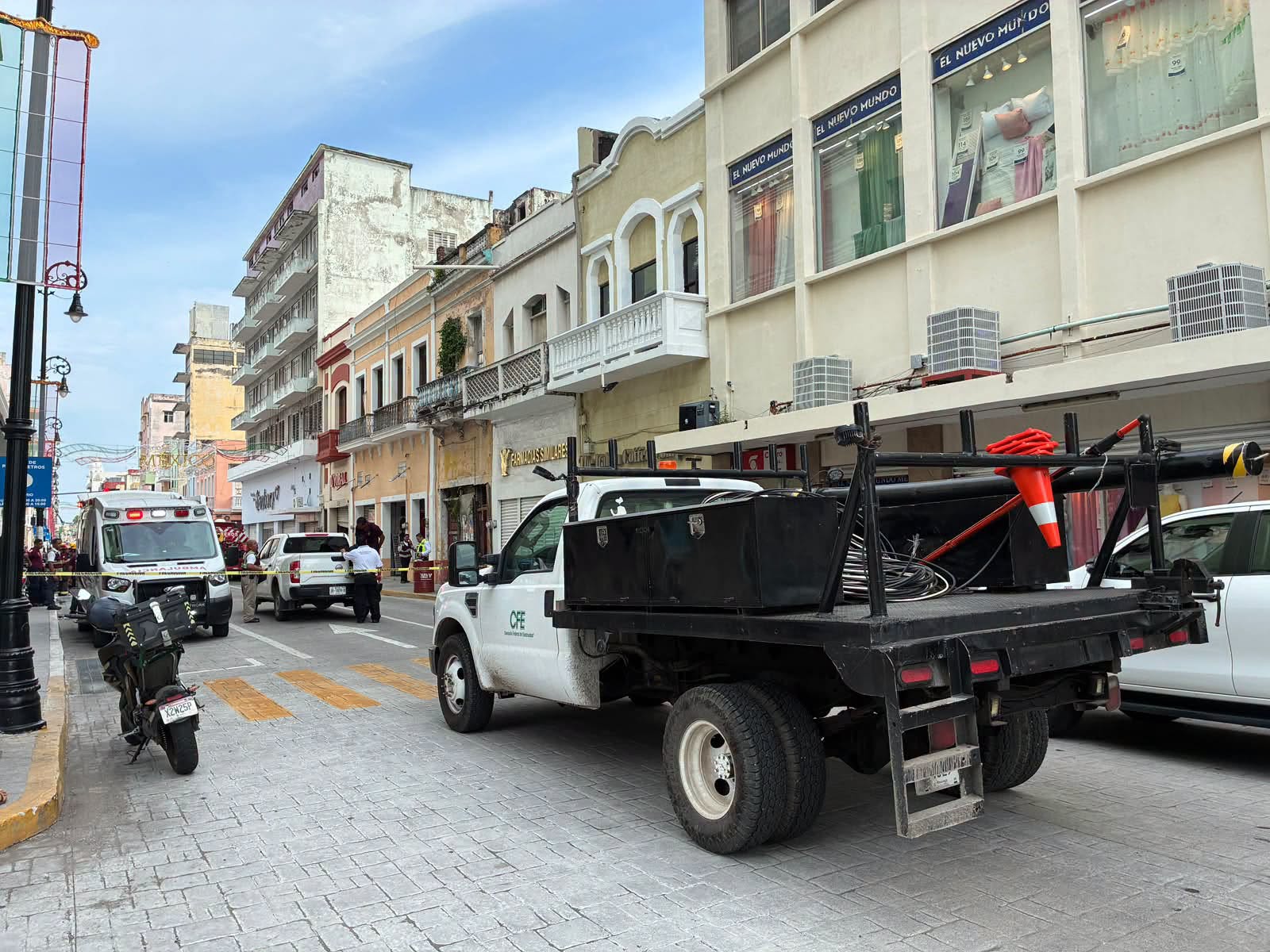 Cierran Avenida Independencia por incendio en Zapatería de Veracruz puerto