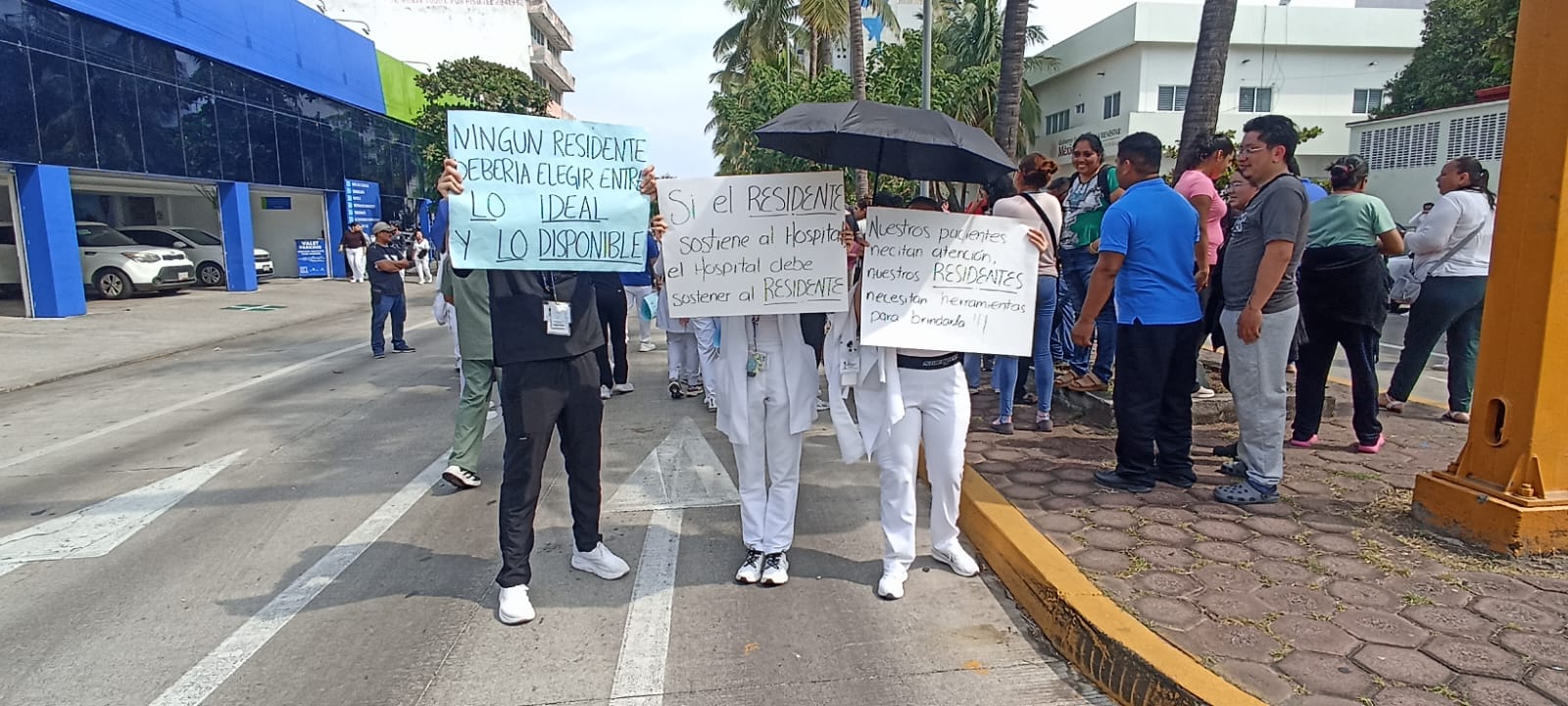 Médicos residentes del HAEV protestan por falta de insumos y medicamentos