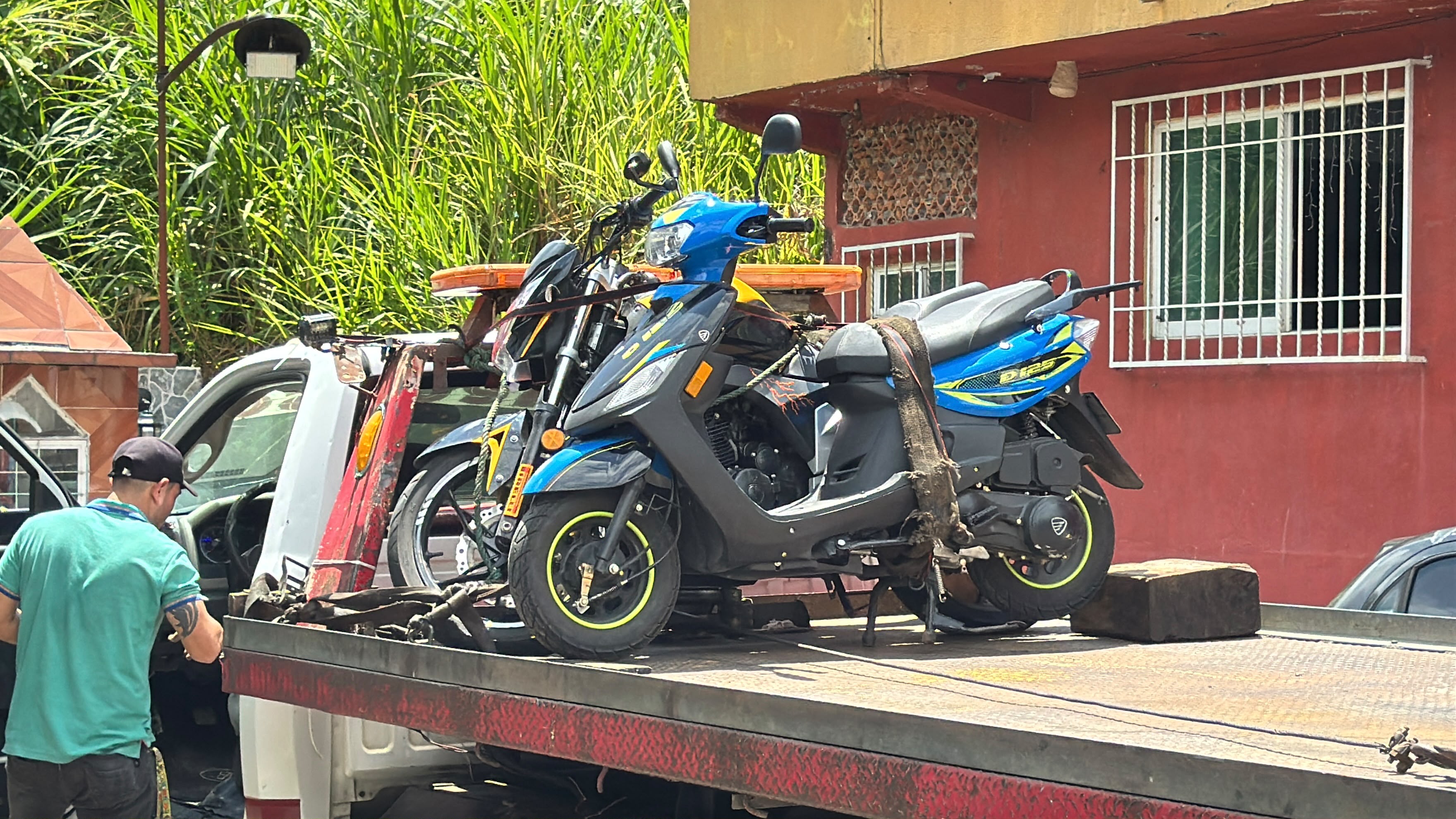Catean dos viviendas y aseguran dos motocicletas en Río Blanco