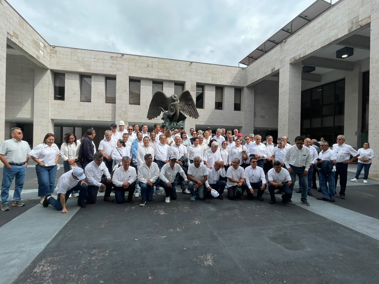 Jubilados de CFE y Pemex exigen a federación frenar recorte a pensiones