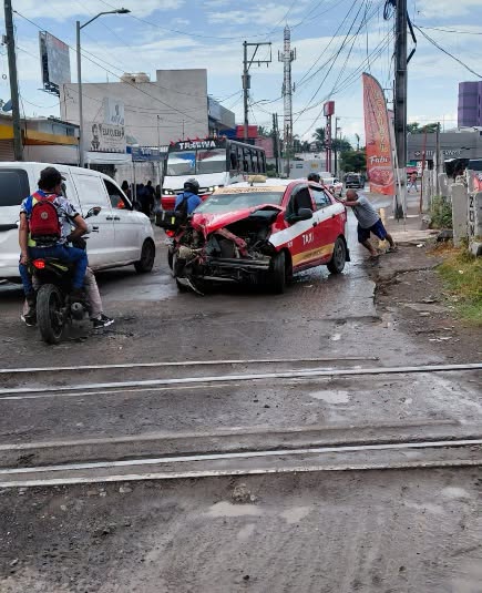 Tren se lleva a taxi en Tejería, no hay lesionados