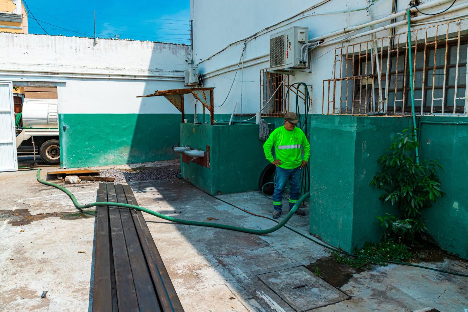 Grupo MAS da mantenimiento a red de agua en primaria de Veracruz