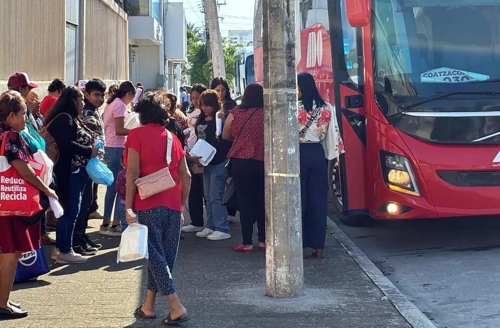 Desde temprano, cientos llegan en autobuses al Informe de Sheinbaum en Veracruz