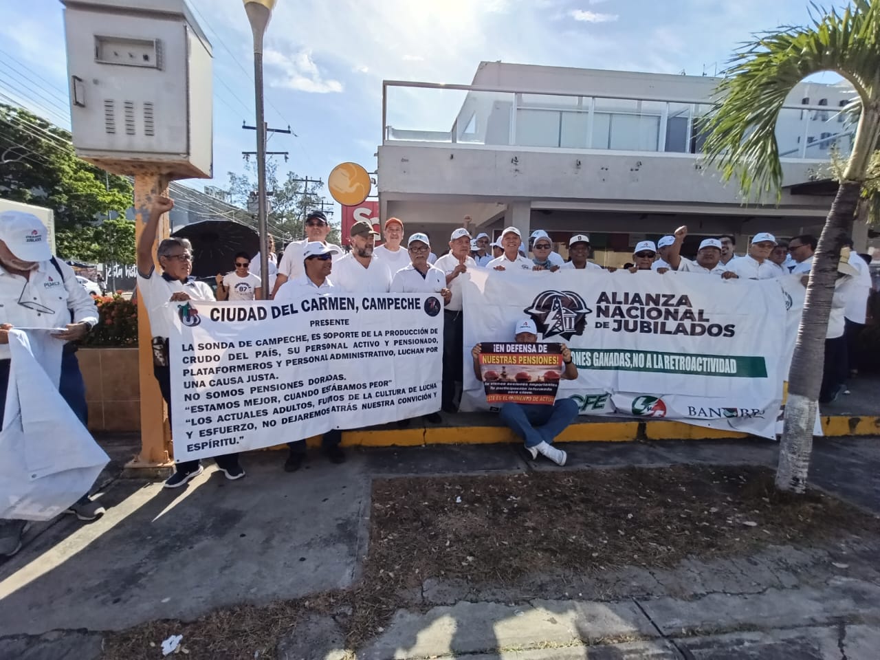 Jubilados de Pemex y CFE protestan en evento de Sheinbaum contra reducción de pensiones