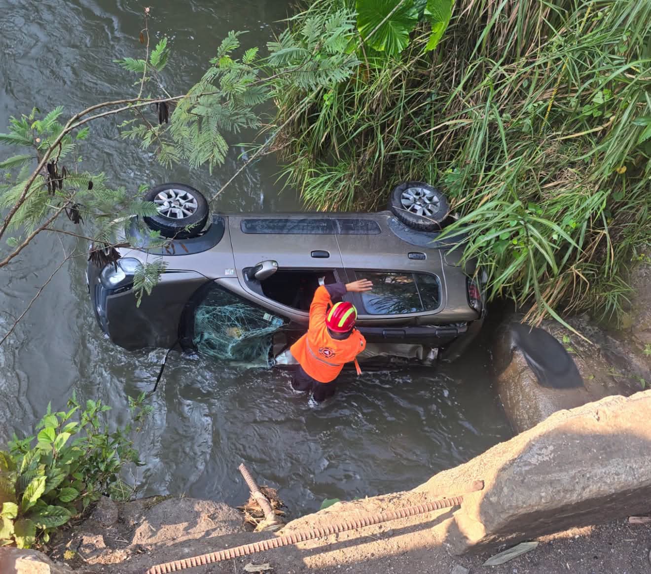 Muere hombre tras caer con su auto al río Metlác en Ixtaczoquitlán