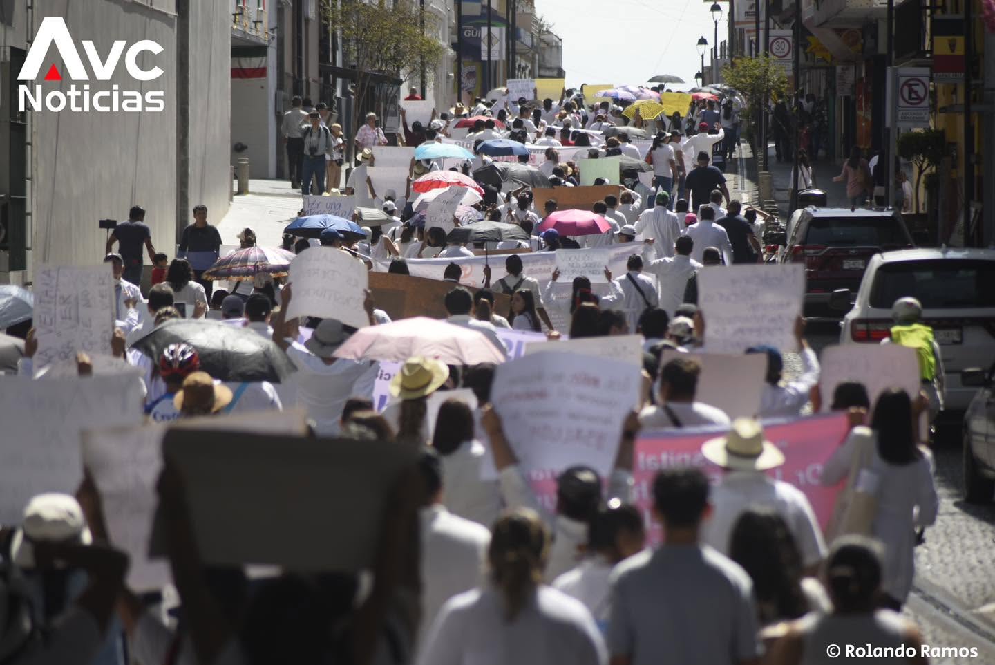 Trabajadores del CAE marchan en Xalapa por desabasto de medicamentos