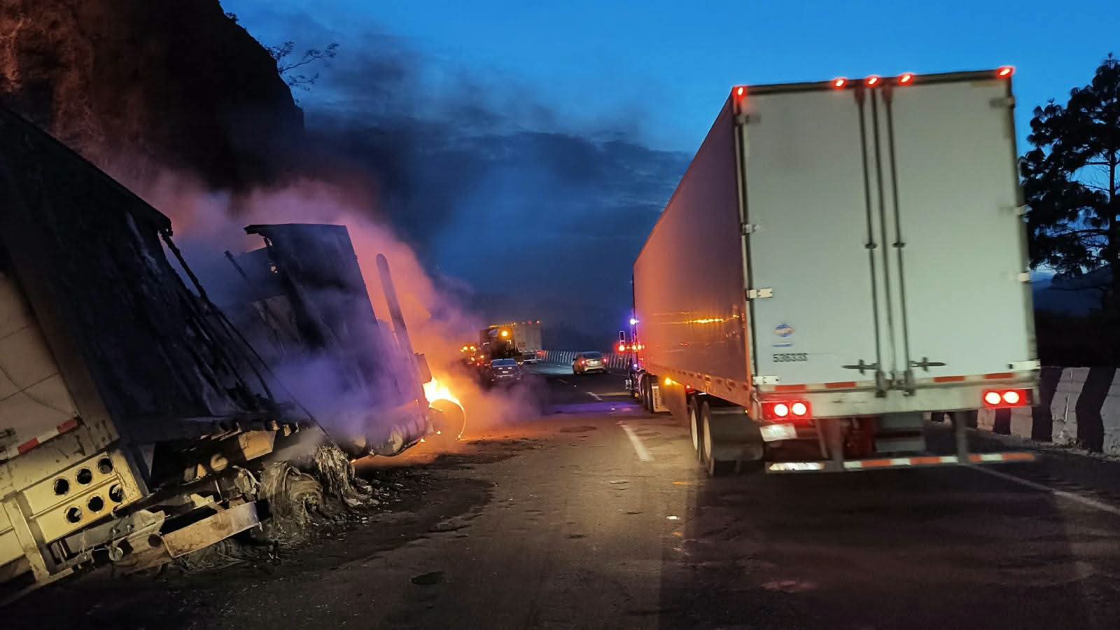 Tractocamión se incendia tras falla de frenos en Cumbres de Maltrata