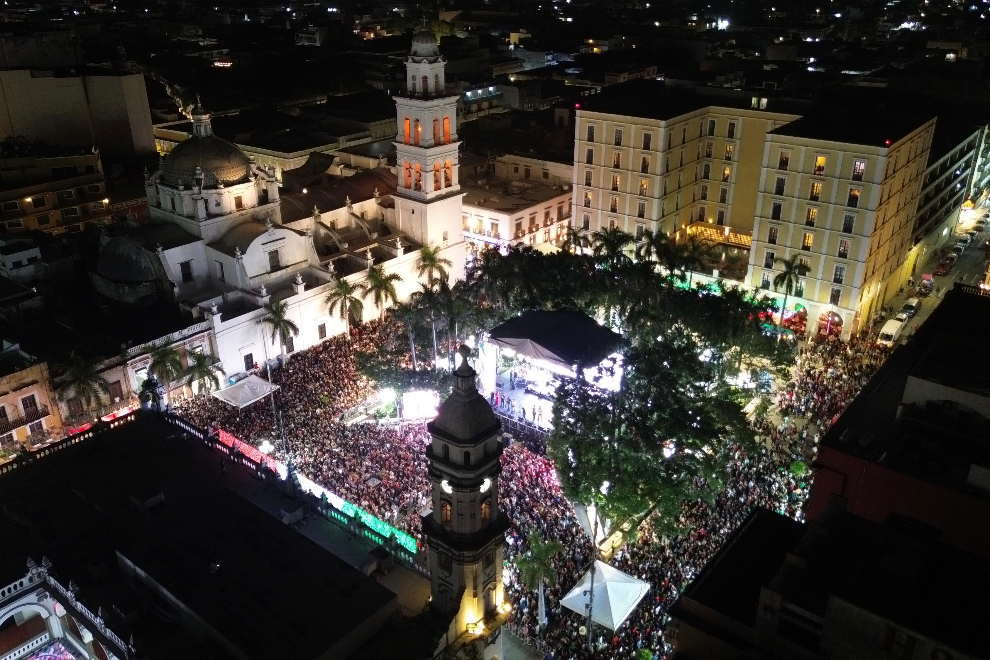 Saldo blanco durante la ceremonia del Grito en Veracruz puerto reporta PC