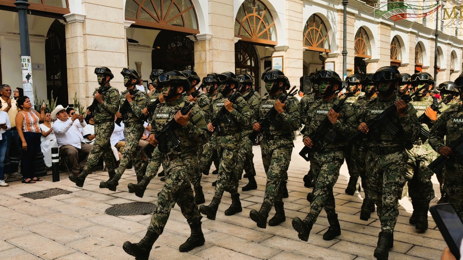 Participan 307 elementos de la Primera Región Naval en desfile cívico-militar en Veracruz puerto y Xalapa