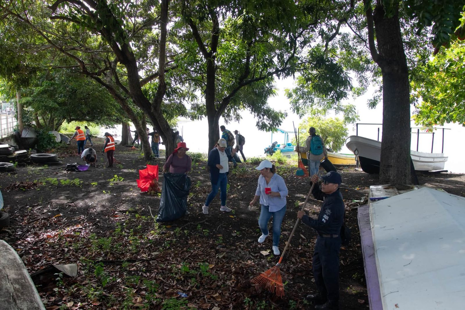 Catemaco realiza jornada de limpieza en el Malecón