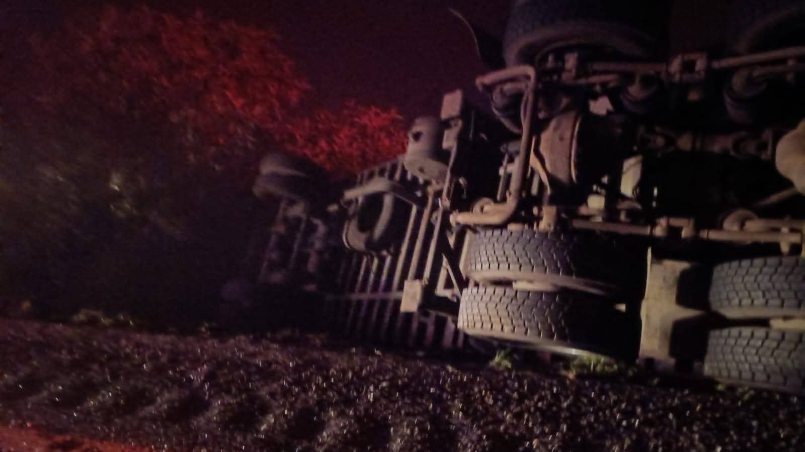 Vehículo de carga vuelca en las cumbres de Maltrata esta madrugada