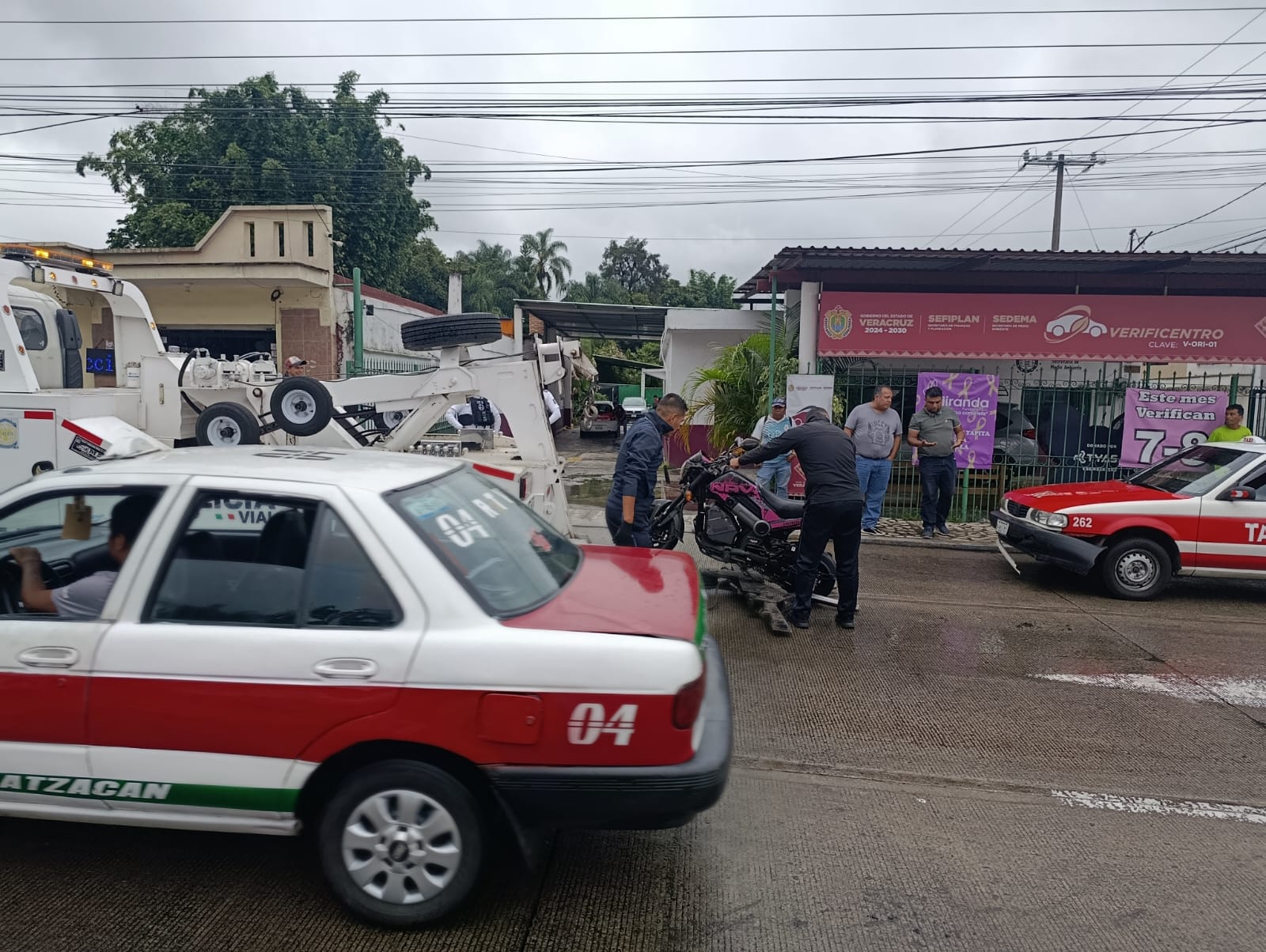 Choca camioneta contra taxi y motocicleta en Orizaba; hay una mujer herida
