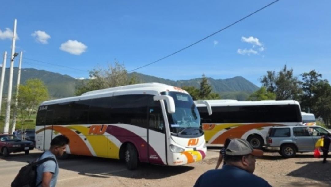 Vecinos de Acultzingo bloquean carretera federal Orizaba-Tehuacán en proesta por falta de electricidad