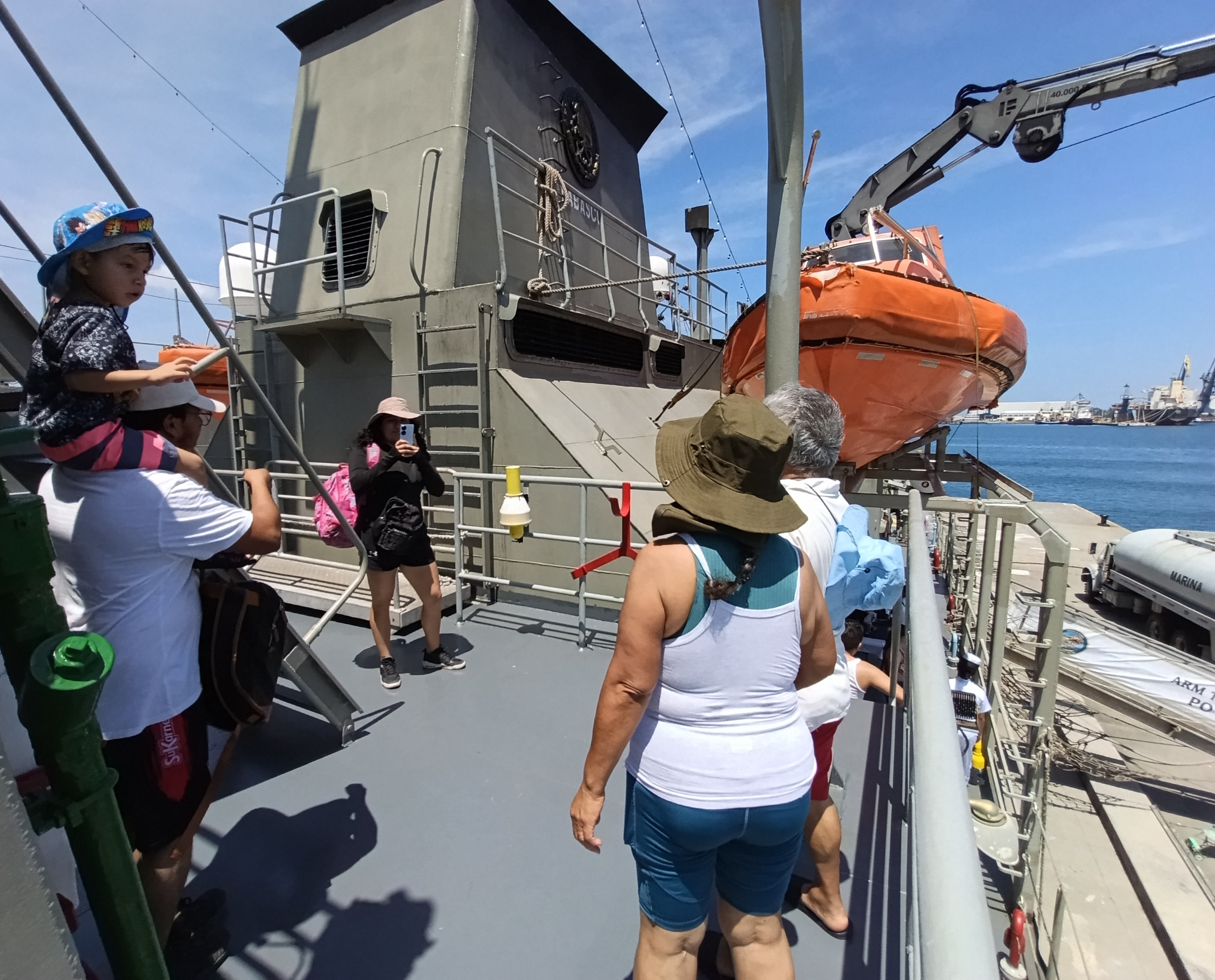 Visitan cientos de veracruzanos y turistas el buque ARM Tabasco durante el fin de semana