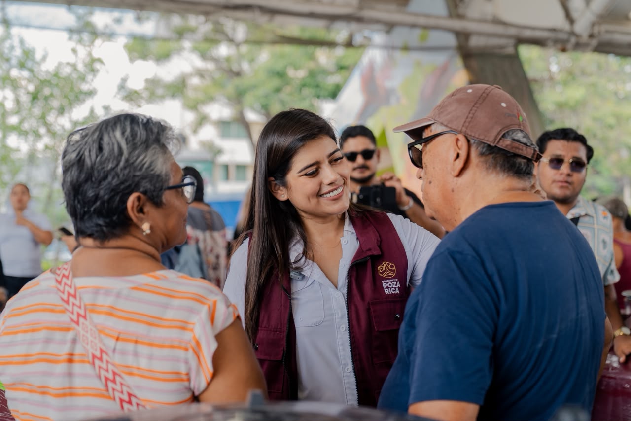 Gobierno de Poza Rica entrega tinacos a familias mediante el programa Esperanza en tu Hogar