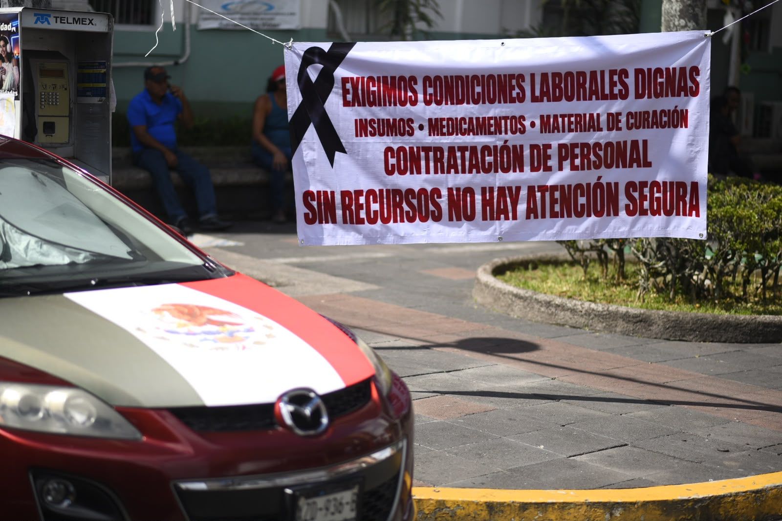 Colocan manta en Hospital Civil de Xalapa; exigen insumos
