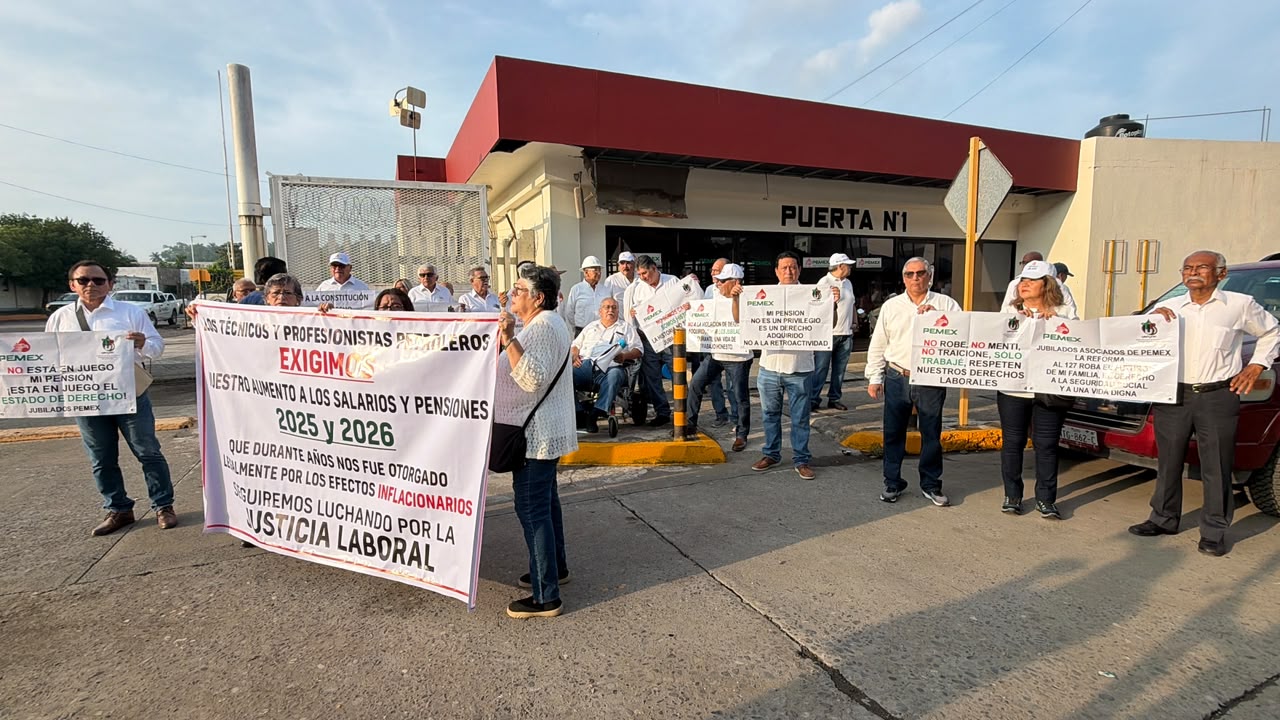 Protestan jubilados petroleros en Poza Rica, exigen prestaciones y denuncian rezago en salud