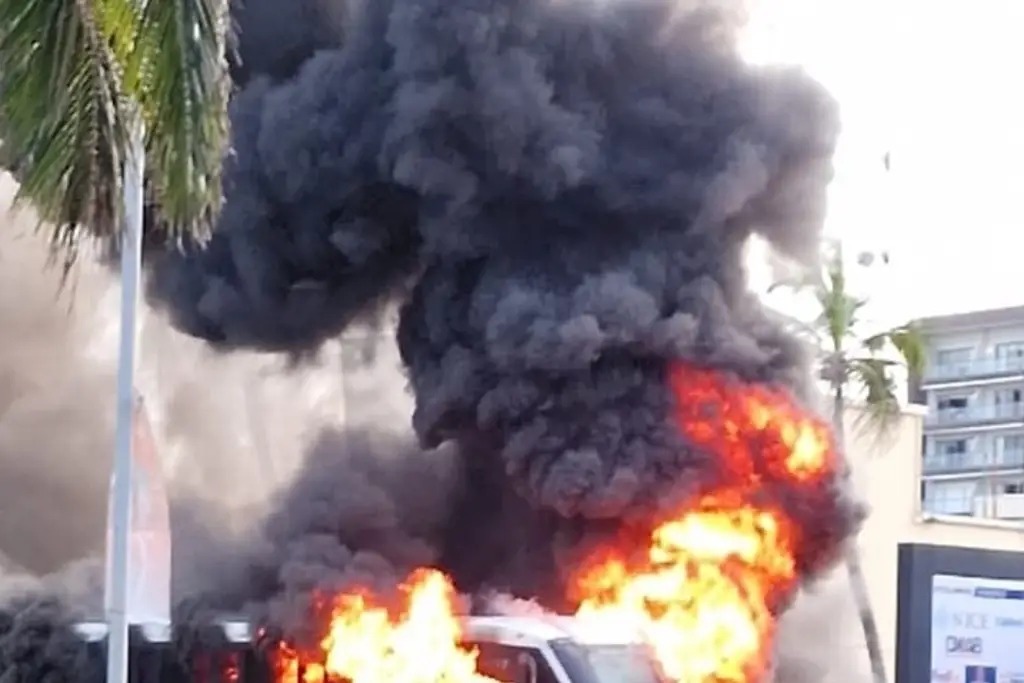Autobús se incendia en plena avenida de Boca del Río; Pasajeros salen a tiempo