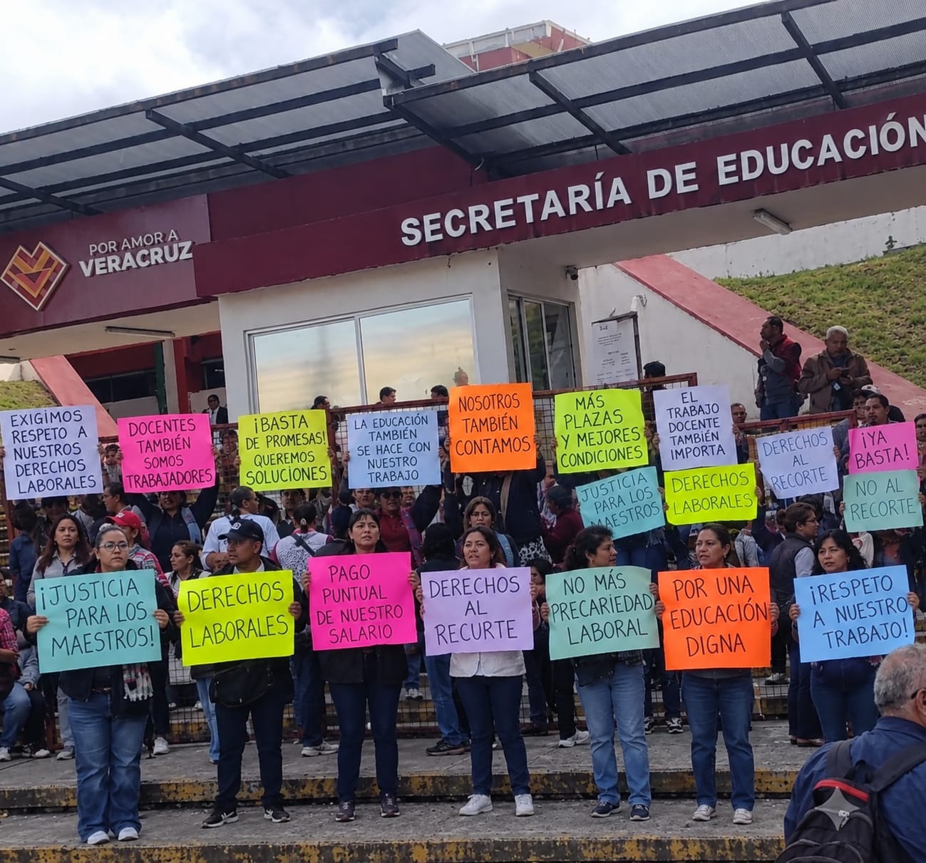 Madres protestan en Xalapa por falta de maestro en preescolar de Tlacolulan