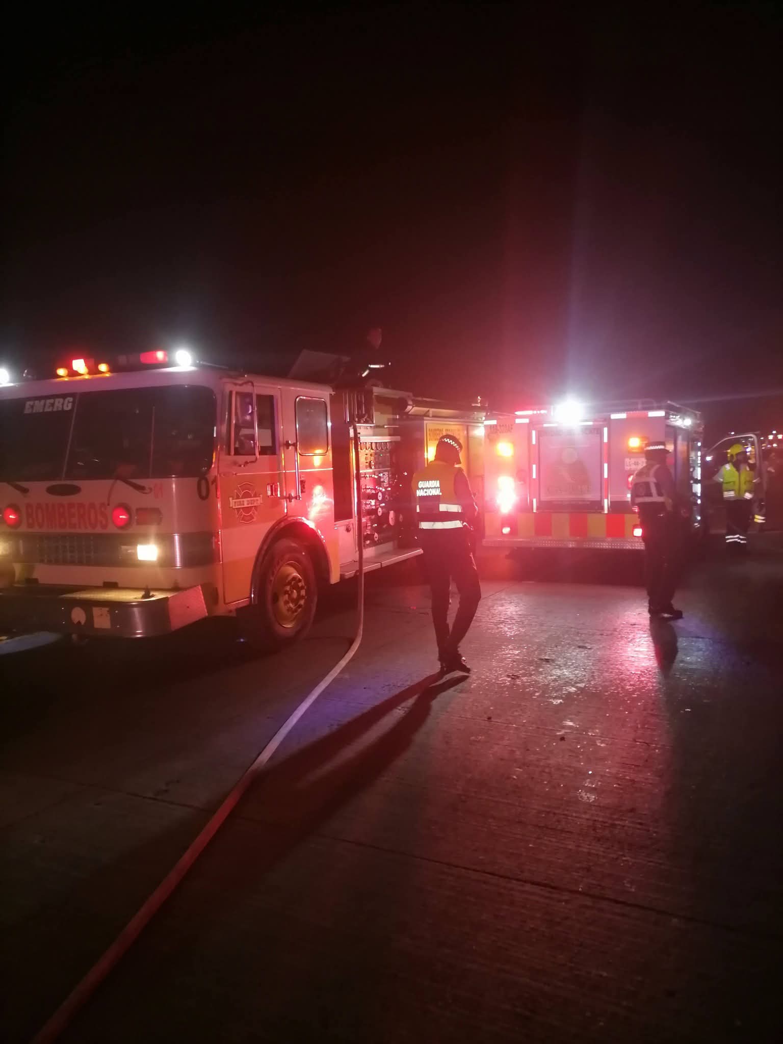 Camión que transportaba autos se incendia en autopista Córdoba-Veracruz
