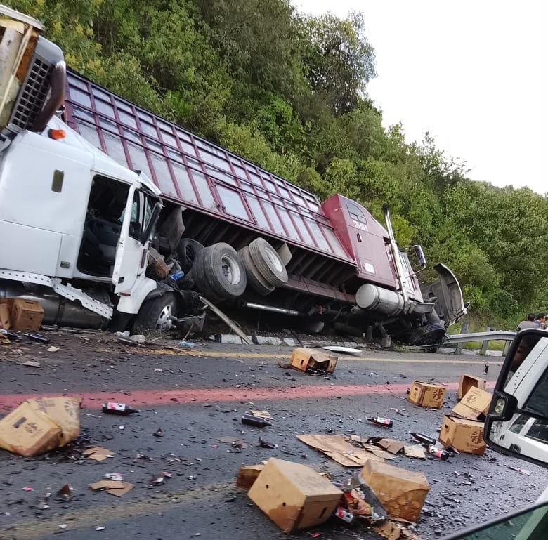 Chocan dos camiones en Cumbres de Maltrata y cierran tramo de la 150D