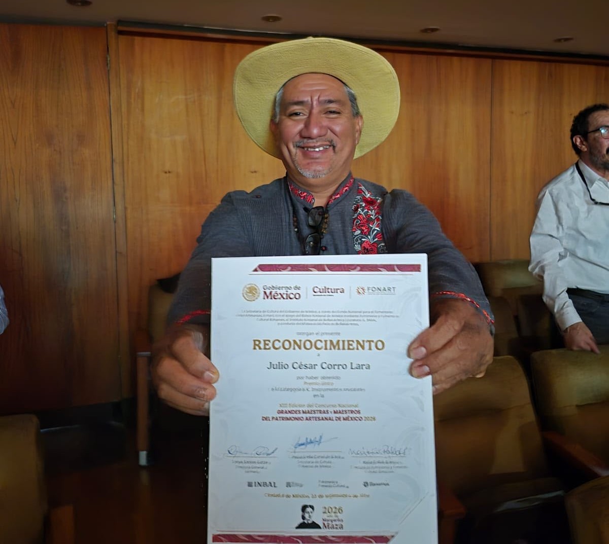 Artesano de Tlacotalpan gana premio nacional por su trabajo en instrumentos musicales