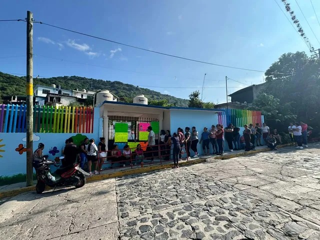 Llevan cuatro días con escuela tomada en Alto Lucero por falta de maestro