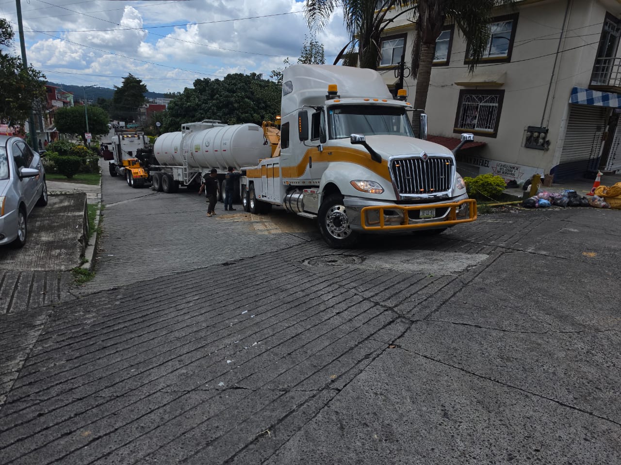 Guardia Nacional asegura pipa de combustible en Xalapa