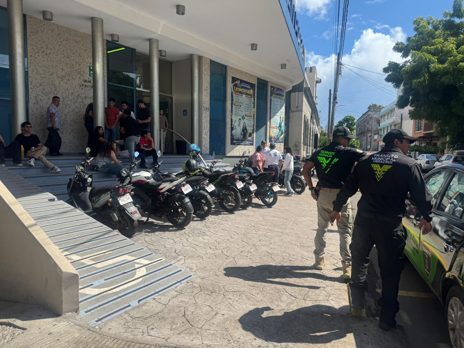 Aseguran seis motos e infraccionan a dueños por estacionarse en lugares prohibidos en Veracruz