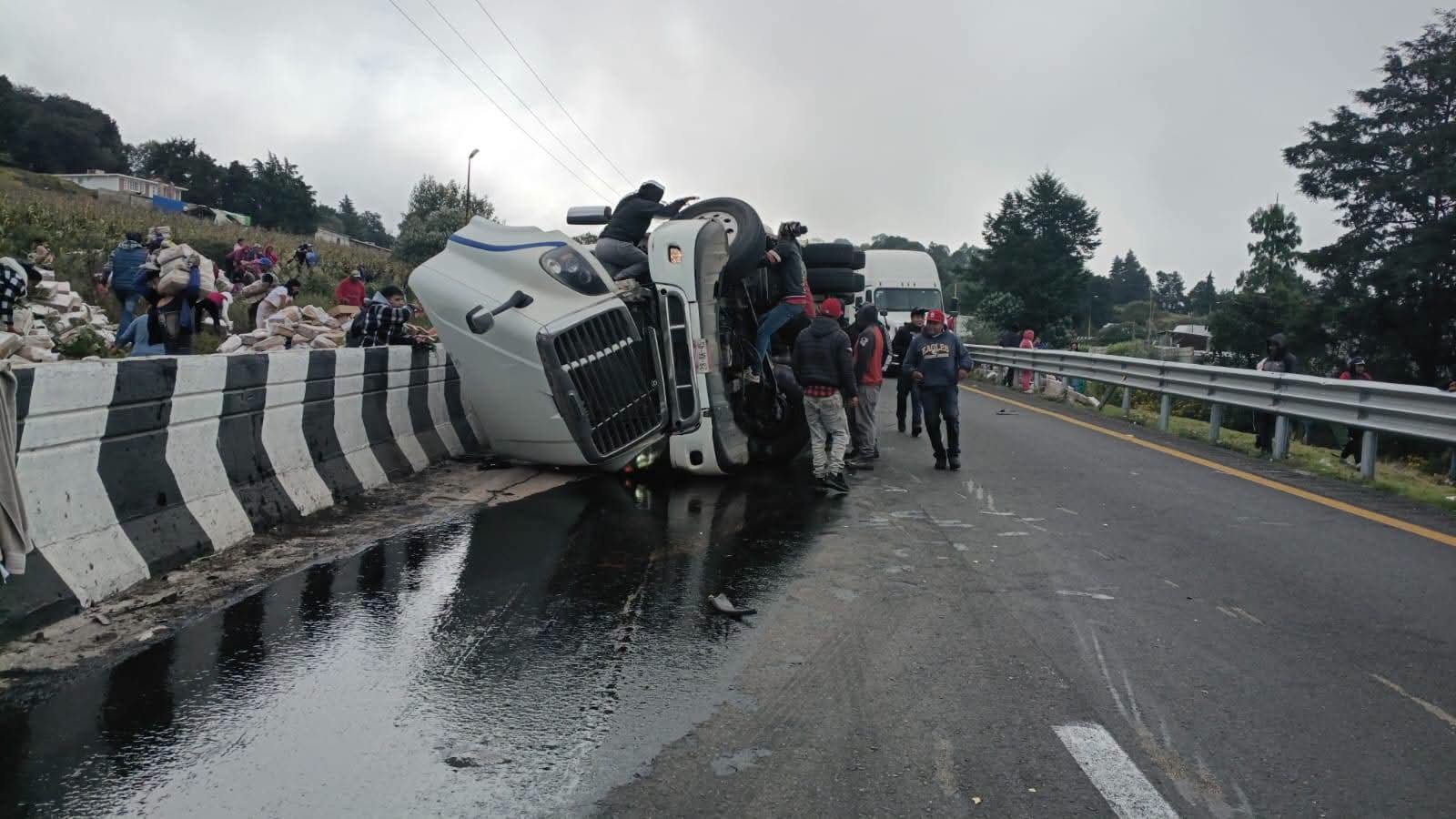 Vuelca camión en la autopista Orizaba-Puebla, lugareños y automovilistas roban su carga de abarrotes