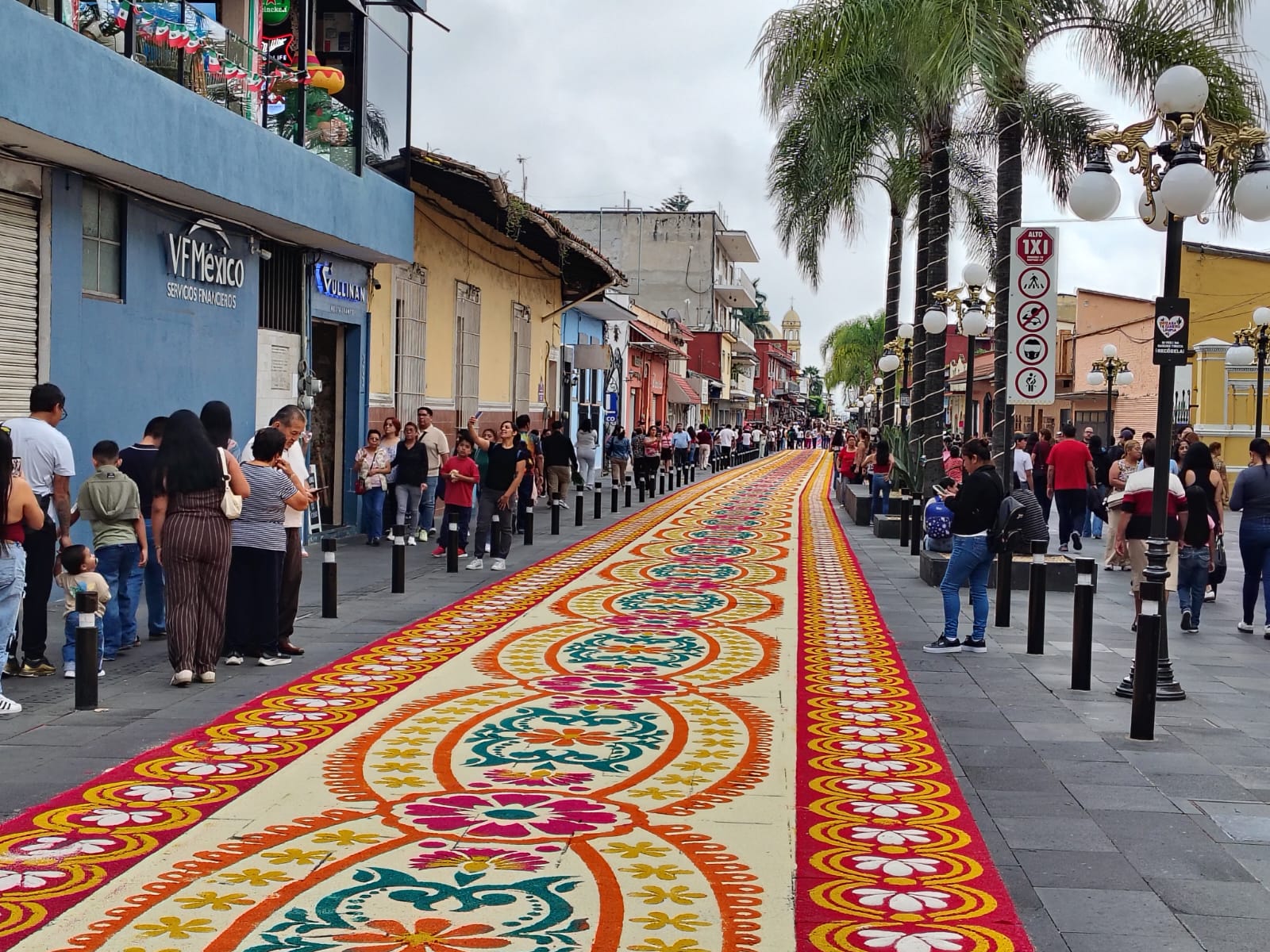 Tapetes de aserrín cubren 700 metros del Centro Histórico de Orizaba