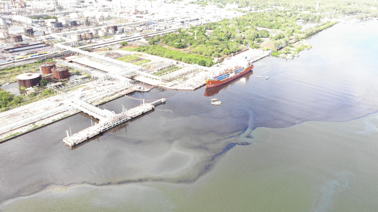 Pemex despliega 16 unidades para atender descargas en el río Pánuco