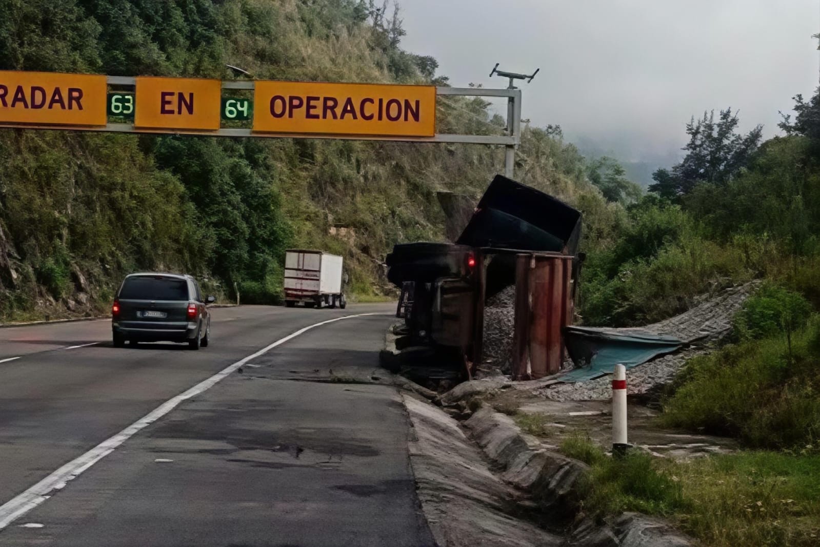 Dos accidentes de tráileres afectan circulación en Cumbres de Maltrata