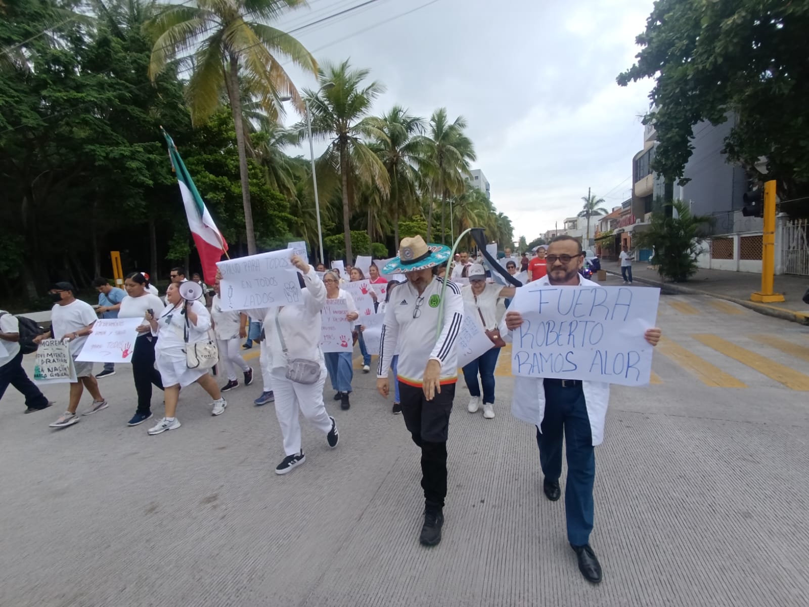 Marchan en apoyo del personal de Salud en Veracruz; insisten en la renuncia de Ramos Alor