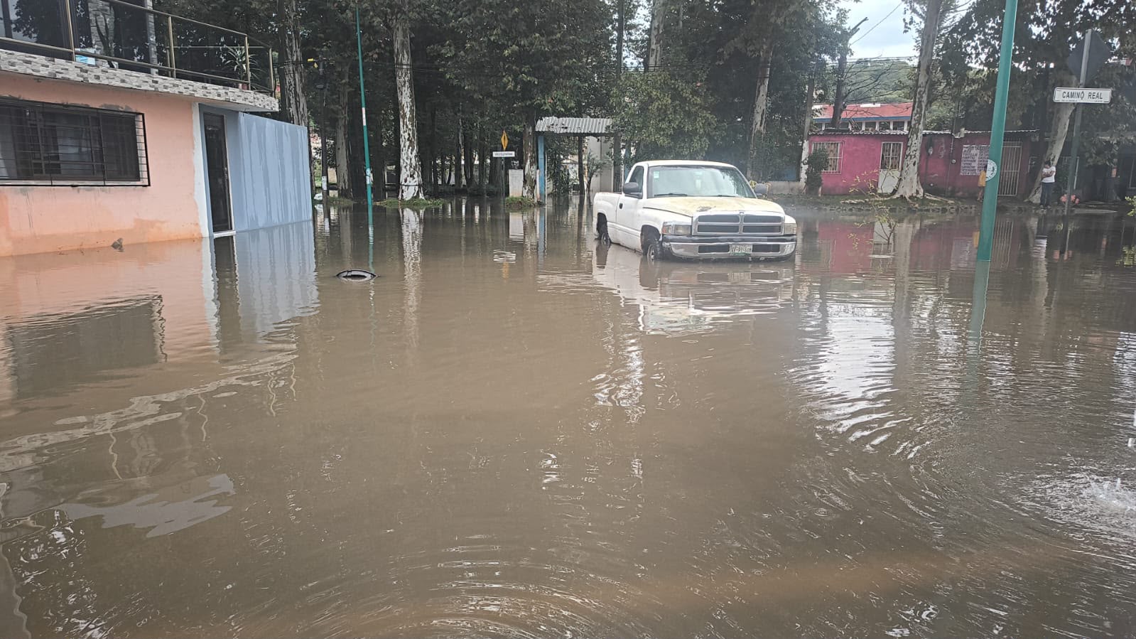 Lluvias provocan anegamientos en calles y obras de Xalapa