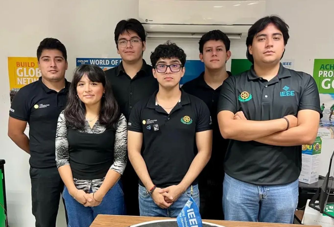 Estudiantes de Veracruz crean robot que enseña a niños desde los 4 años